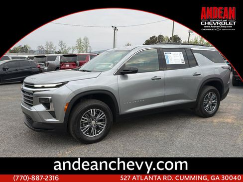 Certified 2026 Chevrolet Traverse LT FWD image 1