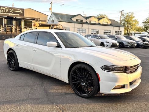 Used 2020 Dodge Charger SXT w/ Leather Interior Group RWD image 4