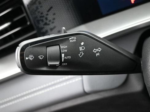 Used 2025 Volkswagen Tiguan SE R-Line FWD image 13