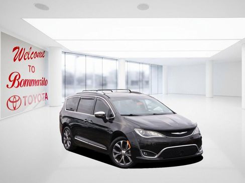 Used 2019 Chrysler Pacifica Limited w/ Tire & Wheel Group image 2