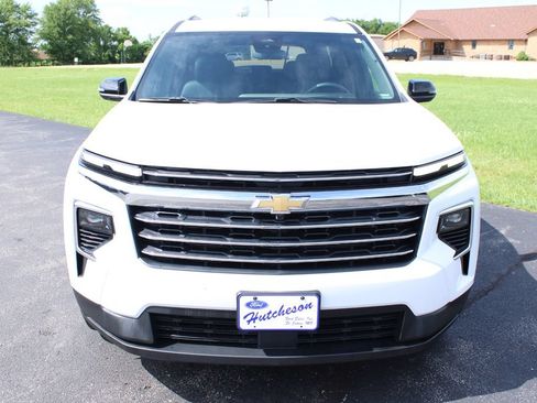 Used 2025 Chevrolet Traverse LT FWD image 2