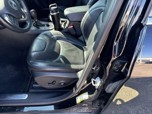 Used 2019 Jeep Cherokee Limited image 8