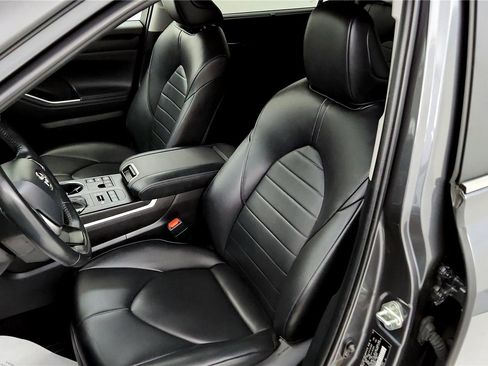 Used 2023 Toyota Highlander XLE image 16