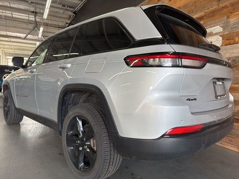 Used 2023 Jeep Grand Cherokee Altitude image 16