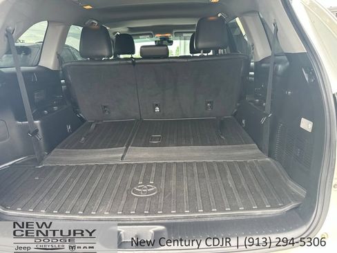 Used 2018 Toyota Highlander XLE AWD/4WD image 14