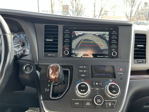 Used 2018 Toyota Sienna Limited w/ Carpet Mat Package image 12
