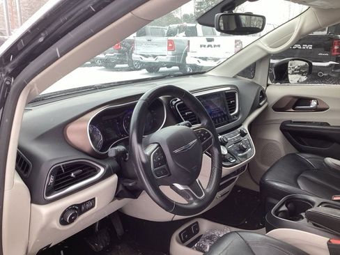 Used 2017 Chrysler Pacifica Touring-L image 19