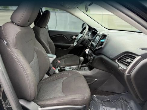 Used 2019 Jeep Cherokee Latitude w/ Popular Appearance Group FWD image 18