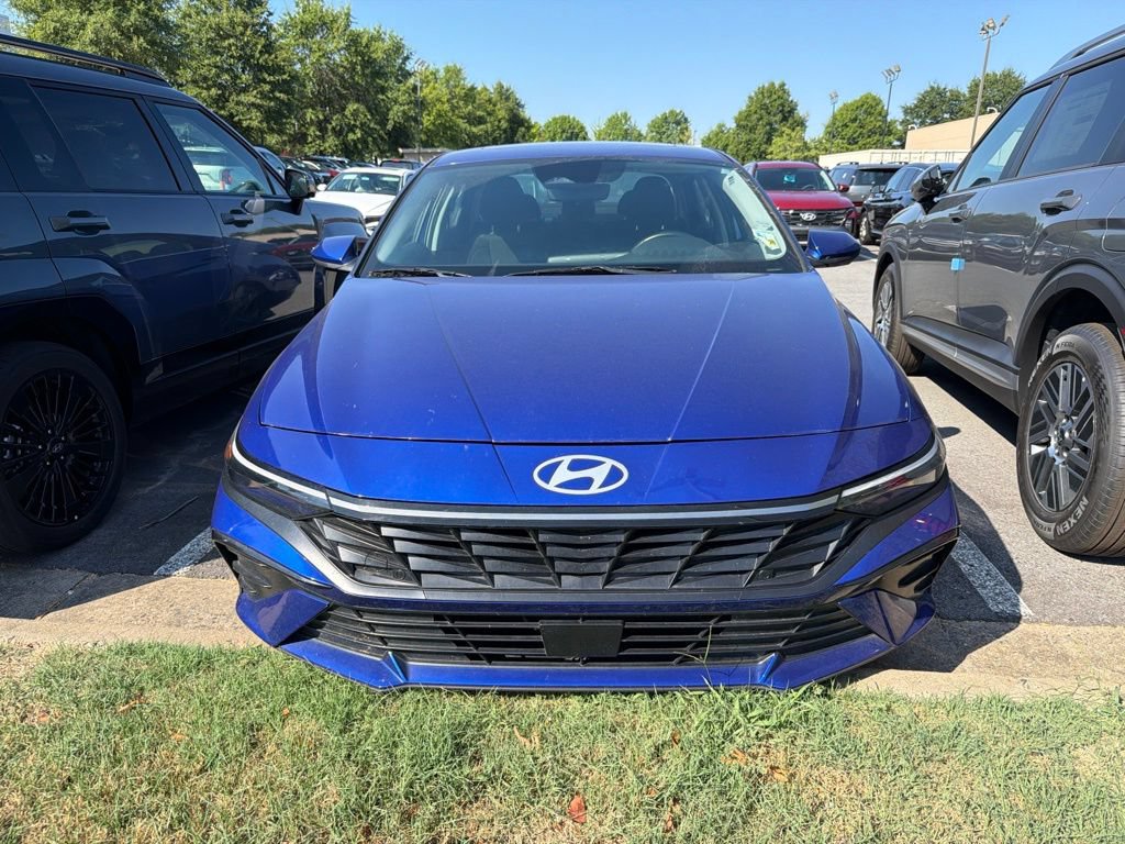 Used 2025 Hyundai Elantra SEL FWD image 2