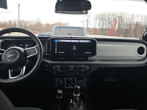 Used 2025 Jeep Wrangler Unlimited Sahara image 9