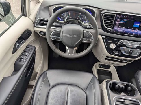 Used 2024 Chrysler Pacifica Touring-L FWD image 16