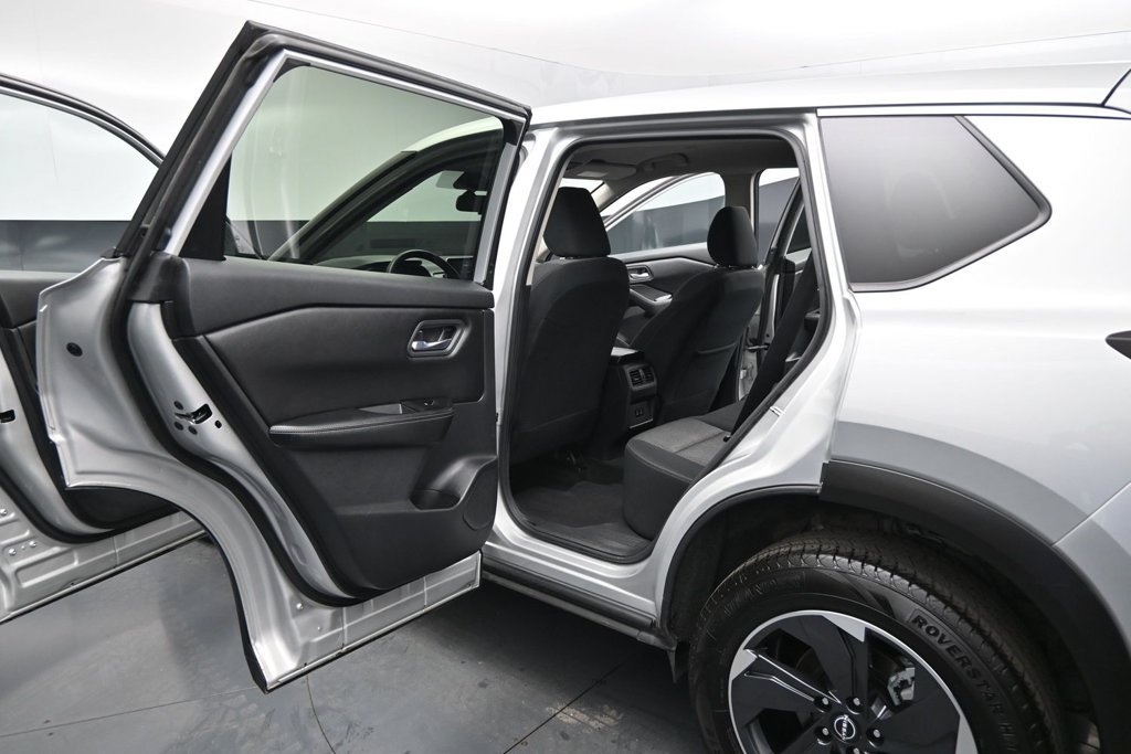 Used 2024 Nissan Rogue SV AWD/4WD image 18