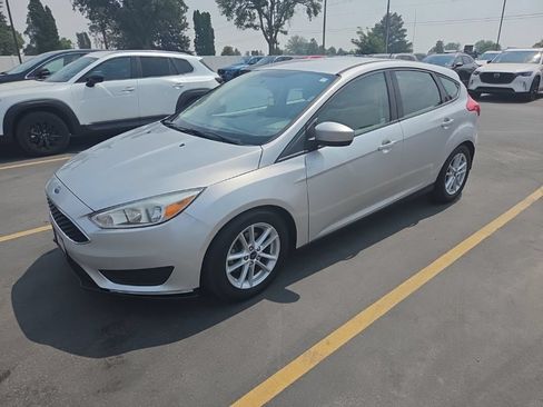 Used 2018 Ford Focus SE FWD image 2