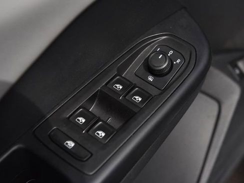 Used 2023 Volkswagen Taos SE w/ Panoramic Sunroof Package image 8