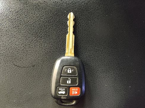 Used 2015 Toyota Camry LE image 32