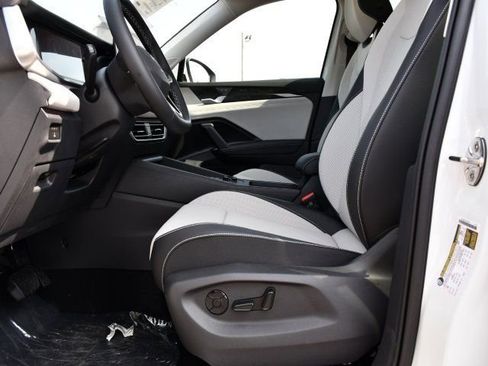 New 2025 Volkswagen Tiguan SE image 12