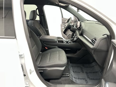 Used 2025 Chevrolet Traverse LT FWD image 24