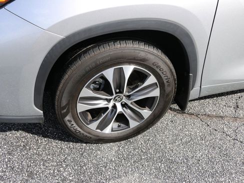 Used 2022 Toyota Highlander XLE image 14