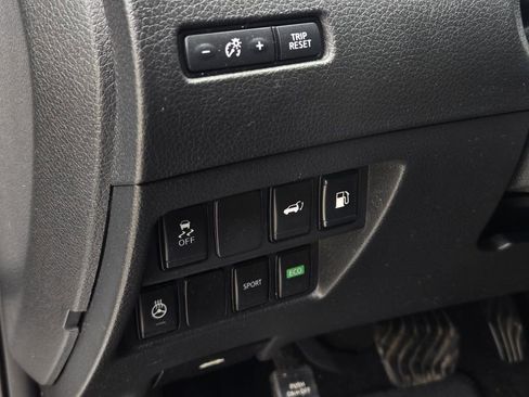 Used 2018 Nissan Rogue SV w/ Premium Package FWD image 18