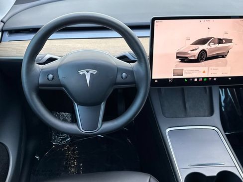 Used 2023 Tesla Model Y Long Range AWD/4WD image 17
