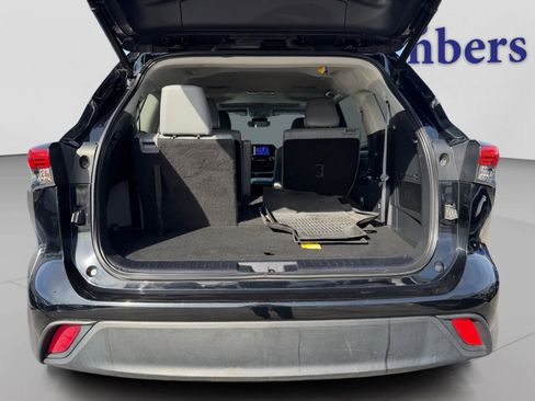 Used 2023 Toyota Highlander XLE image 4