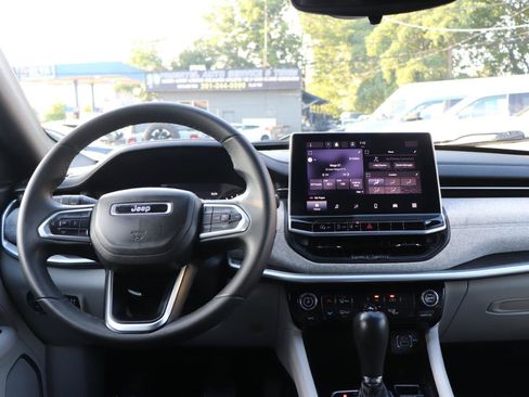 Used 2024 Jeep Compass Latitude AWD/4WD image 17