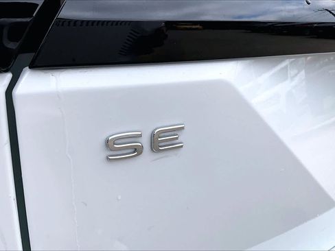 Used 2024 Volkswagen Atlas Peak Edition SE AWD/4WD image 31