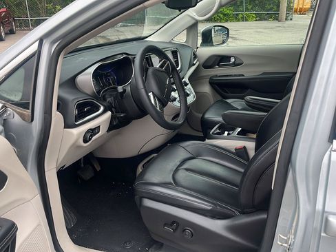 Used 2023 Chrysler Pacifica Touring-L FWD image 9
