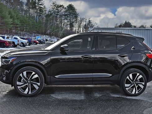 Used 2025 Volvo XC40 B5 Core image 4