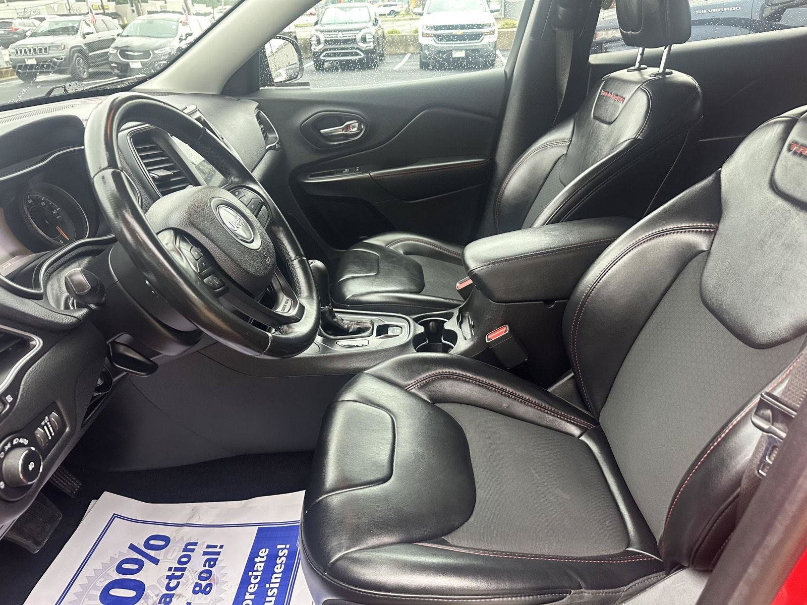 Used 2019 Jeep Cherokee Trailhawk AWD/4WD image 19