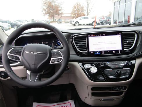 Used 2023 Chrysler Pacifica Touring-L image 5