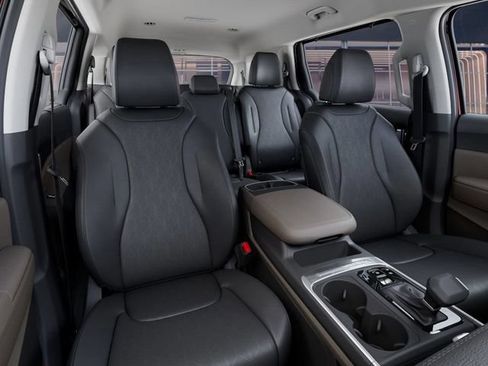 Certified 2026 Kia Carnival EX FWD image 15
