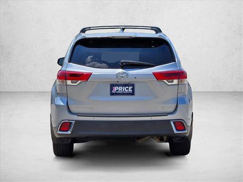 Used 2017 Toyota Highlander Limited Platinum FWD image 6