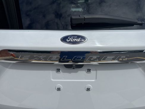 Used 2020 Ford Explorer XLT w/ Equipment Group 202A AWD/4WD image 43
