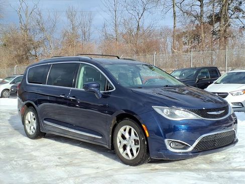 Used 2017 Chrysler Pacifica Touring-L Plus w/ Tire & Wheel Group image 3