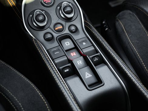 Used 2019 McLaren 570S Spider image 32