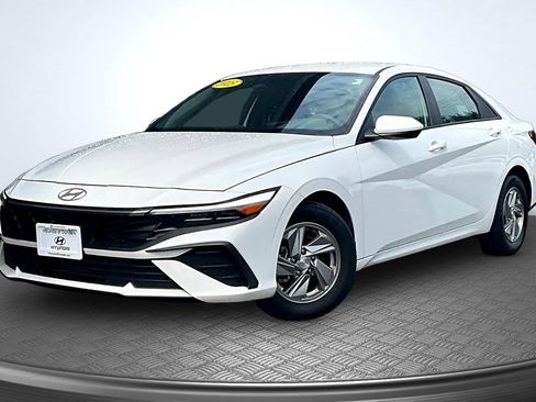 Used 2025 Hyundai Elantra SE FWD image 1