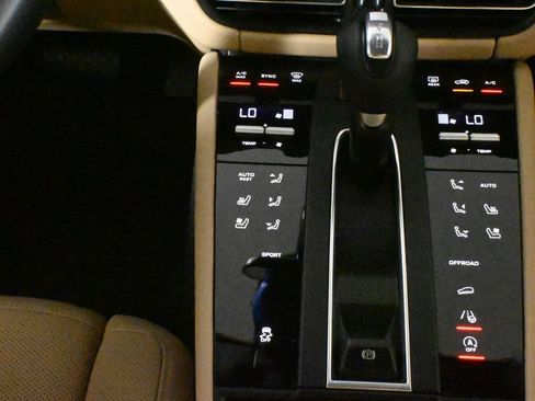 Used 2025 Porsche Macan AWD/4WD image 27