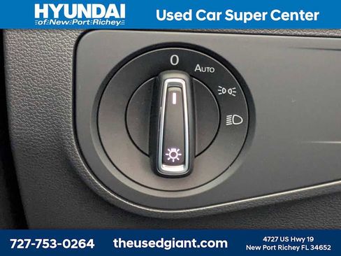 Used 2022 Volkswagen Tiguan SE image 32