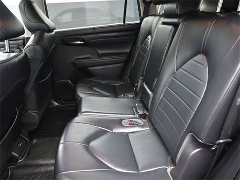 Used 2022 Toyota Highlander XLE image 10
