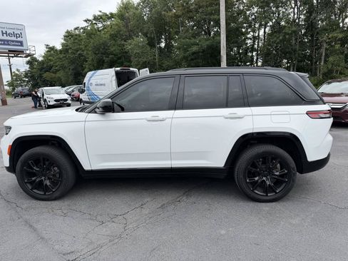 Used 2024 Jeep Grand Cherokee Laredo X AWD/4WD image 7