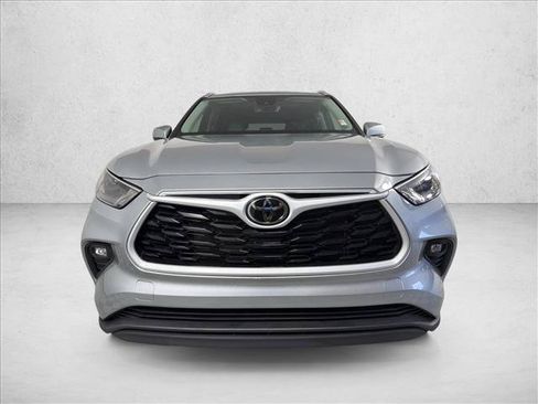 Used 2025 Toyota Highlander XLE FWD image 9