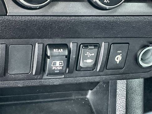 Used 2018 Toyota Tacoma TRD Sport image 21