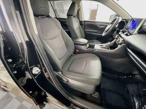 Used 2025 Toyota RAV4 XLE w/ Convenience Package FWD image 31