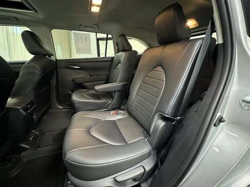 Used 2023 Toyota Highlander XLE AWD/4WD image 21