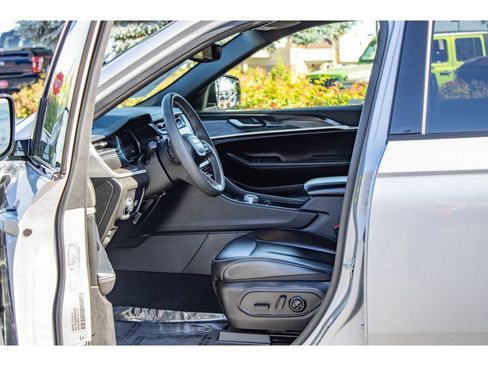 Used 2024 Jeep Grand Cherokee L Limited AWD/4WD image 31