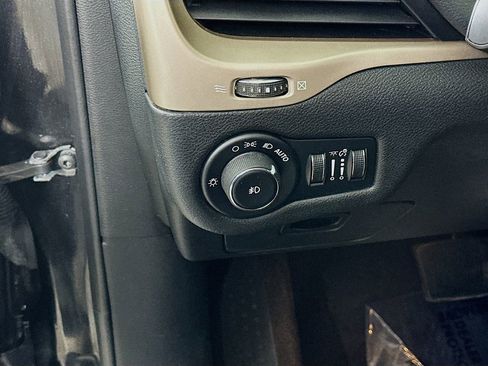 Used 2016 Jeep Cherokee Latitude w/ Cold Weather Group image 15