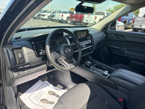 Used 2025 Nissan Pathfinder SV AWD/4WD image 11