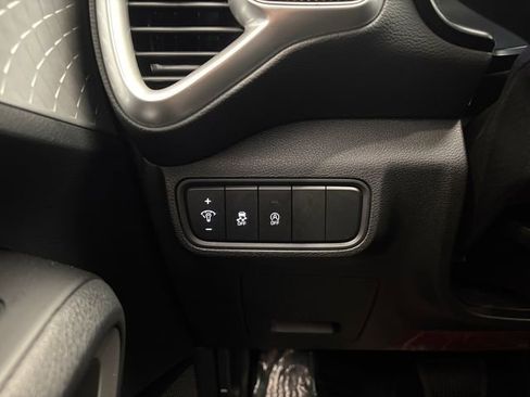 Used 2025 Kia Soul LX w/ LX Technology Package FWD image 11