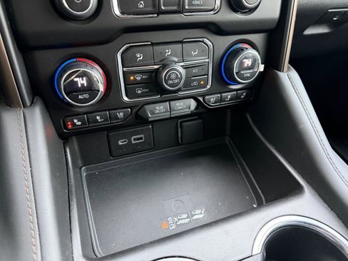 Used 2023 Chevrolet Suburban High Country image 25